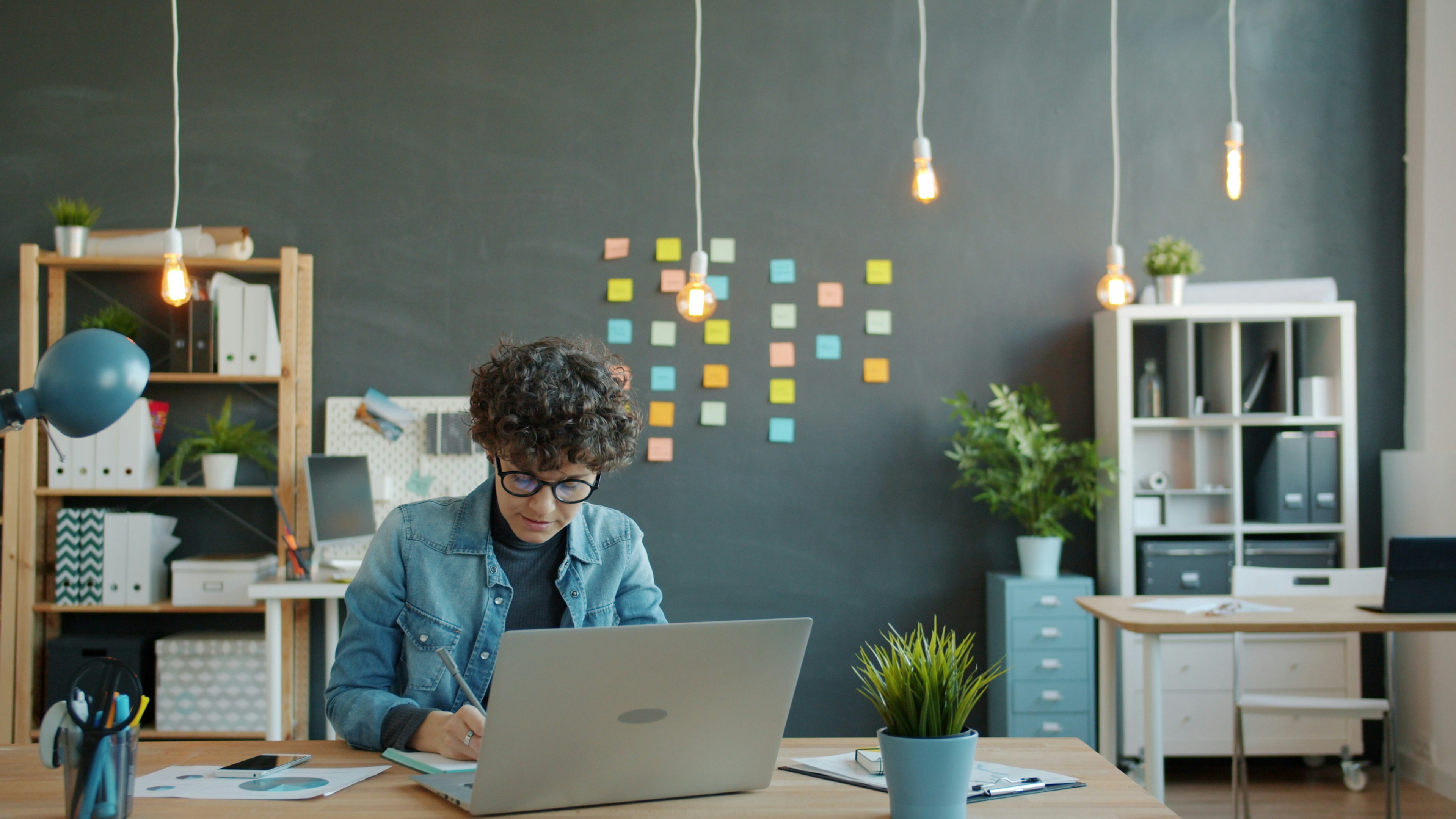 Person mit Bildschirmbrille am Computer