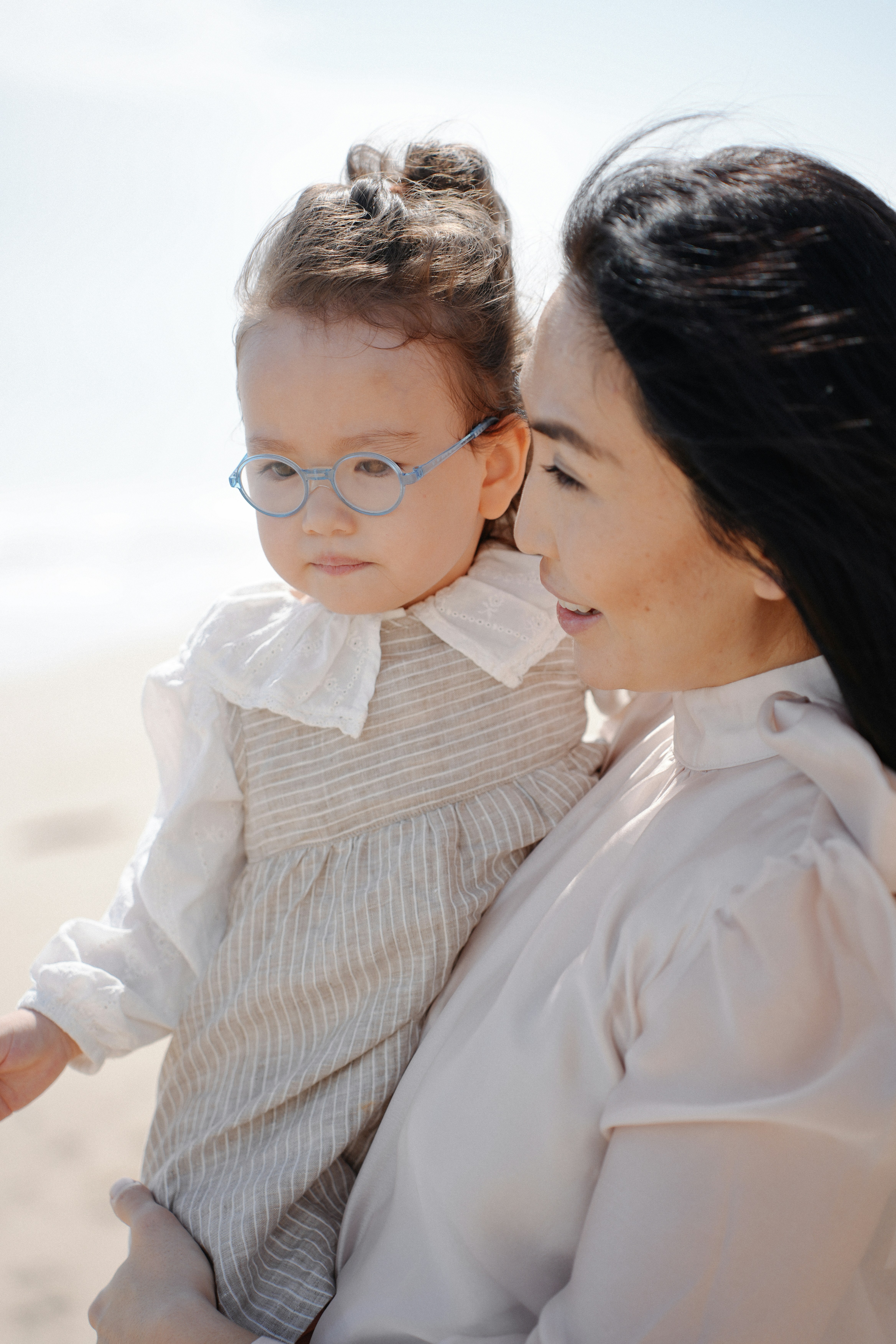 Kind mit bunter Kinderbrille